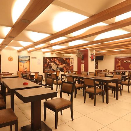Hotel Mohan Lakhnau Kültér fotó