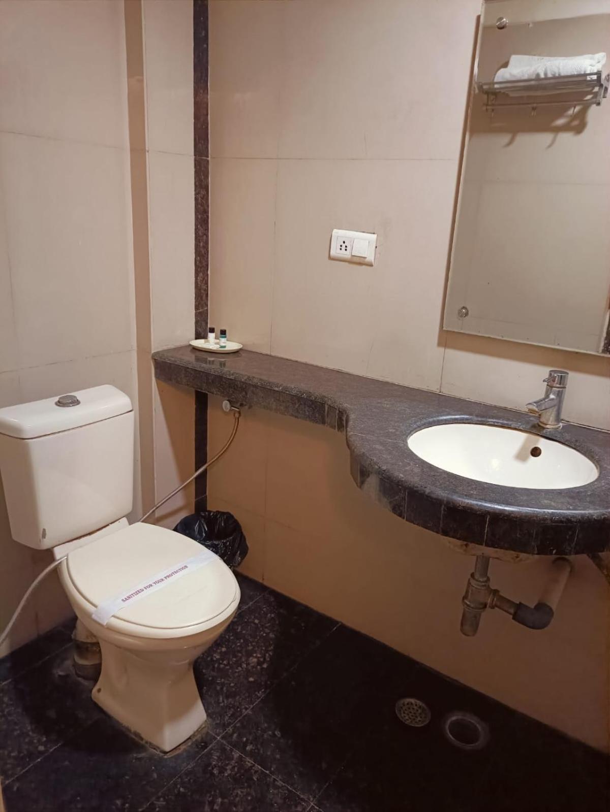 Hotel Mohan Lakhnau Kültér fotó