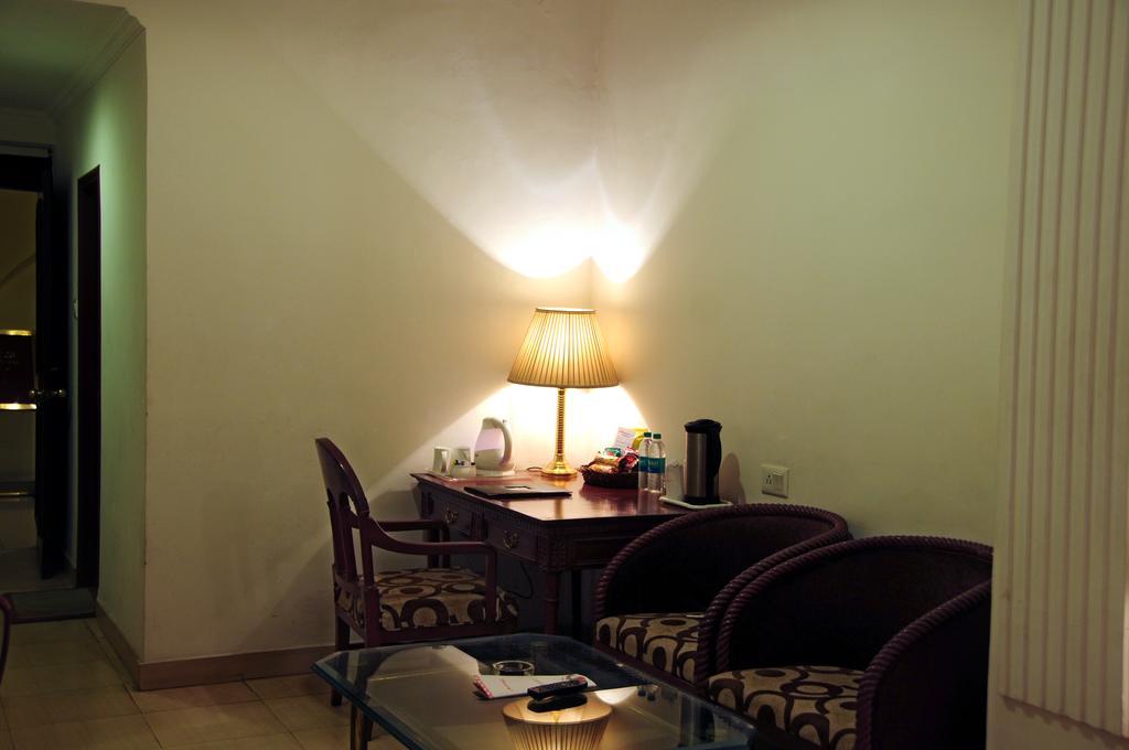 Hotel Mohan Lakhnau Kültér fotó